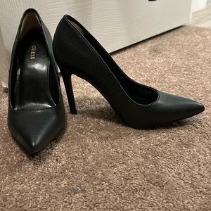 Black guess pumps